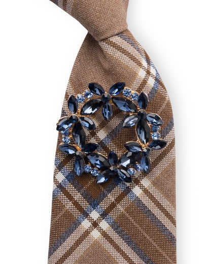 Cravatta tartan beige/marrone elastica con spilla in vetro azzurra