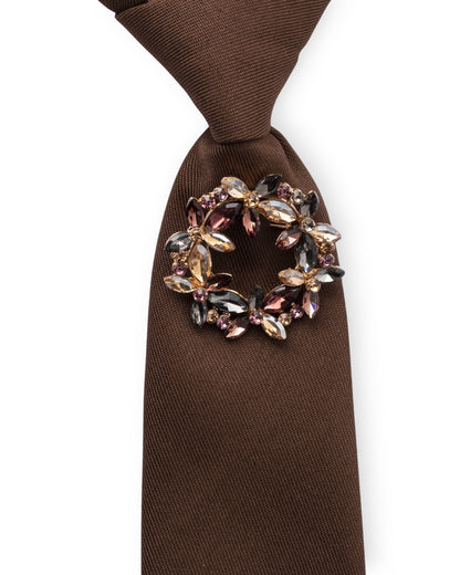 Cravatta marrone elastica con spilla in vetro multicolore
