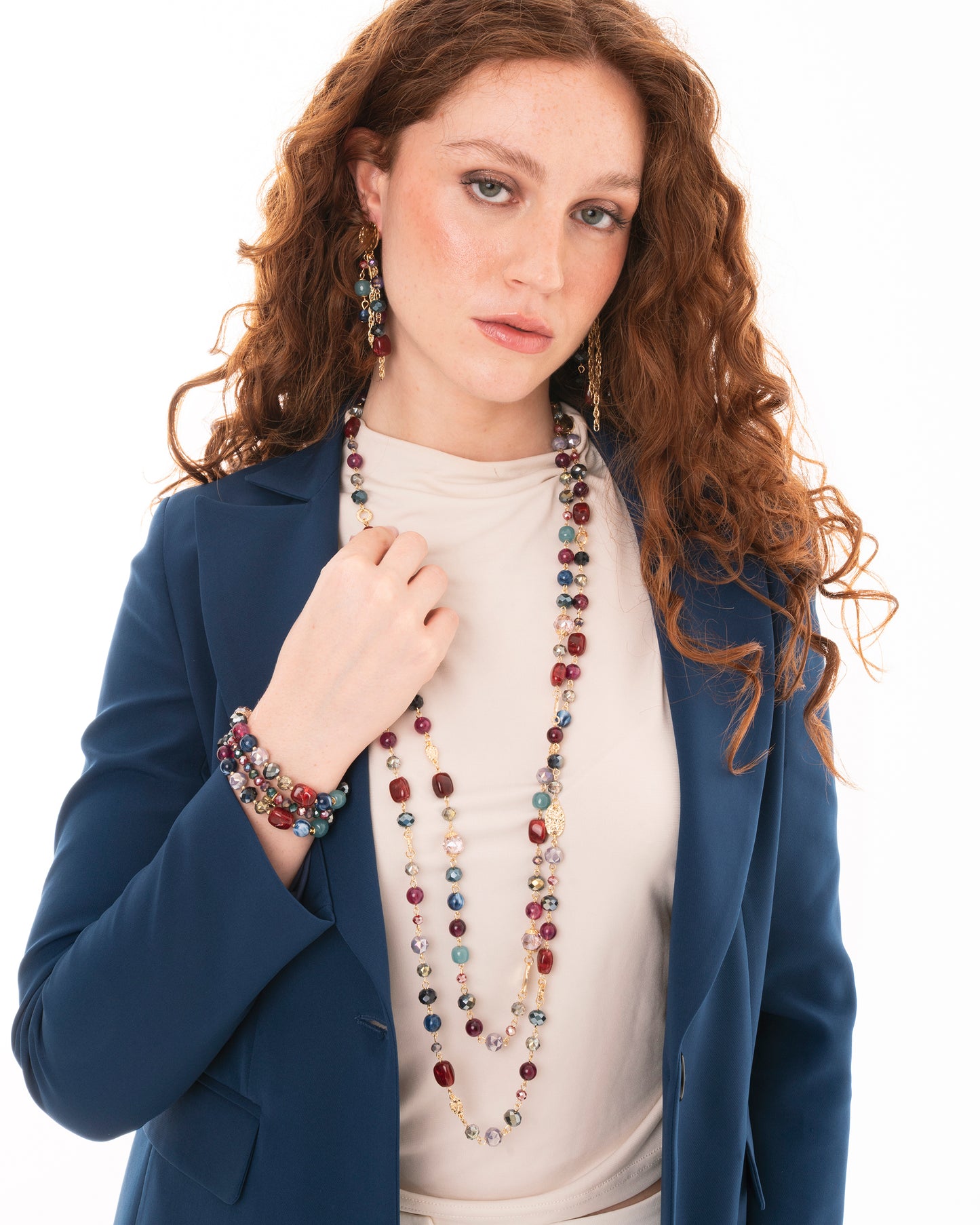 Collana lunga con mix di pietre in acrilico e vetro blu e rossa