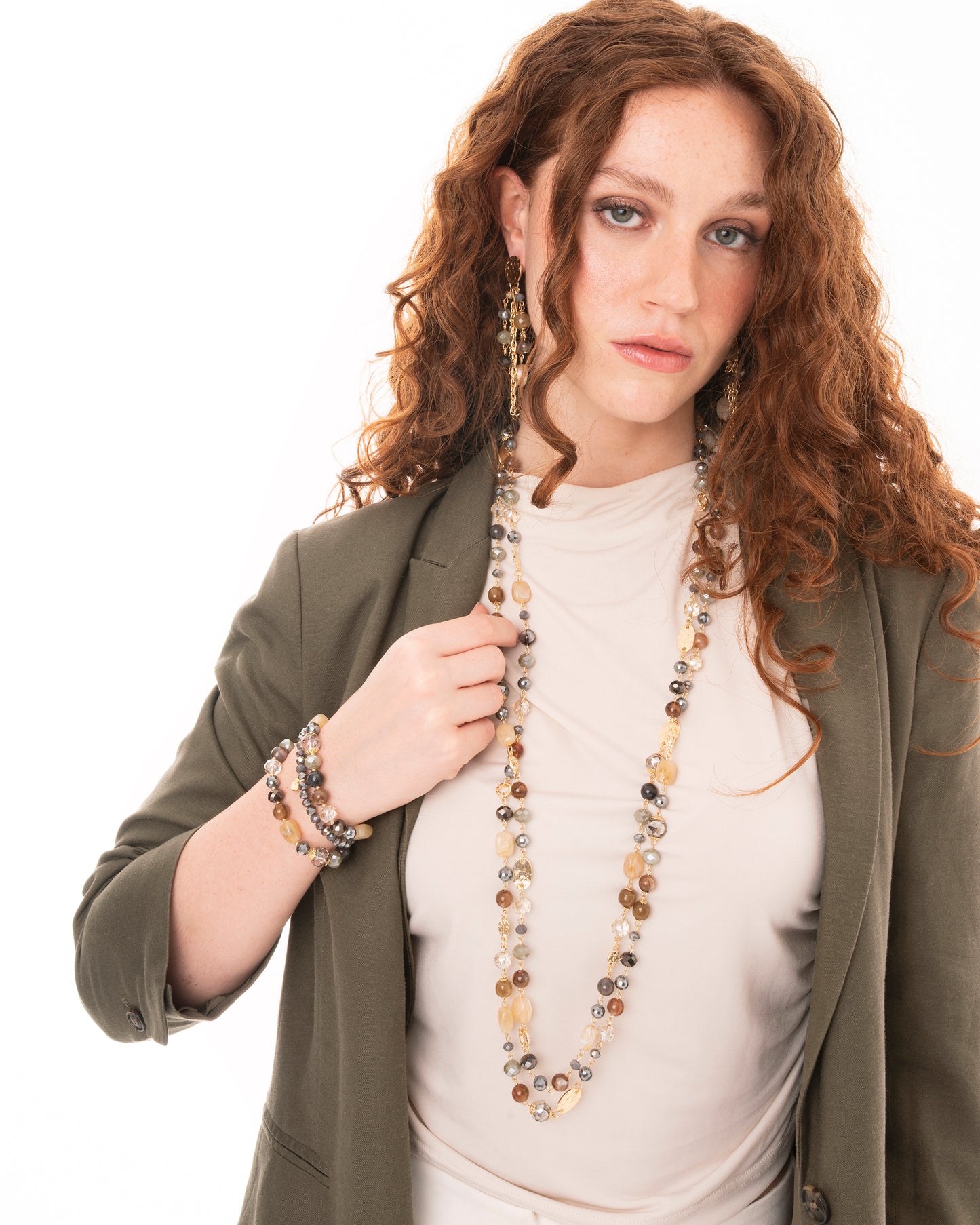 Collana lunga con mix di pietre in acrilico e vetro tono beige