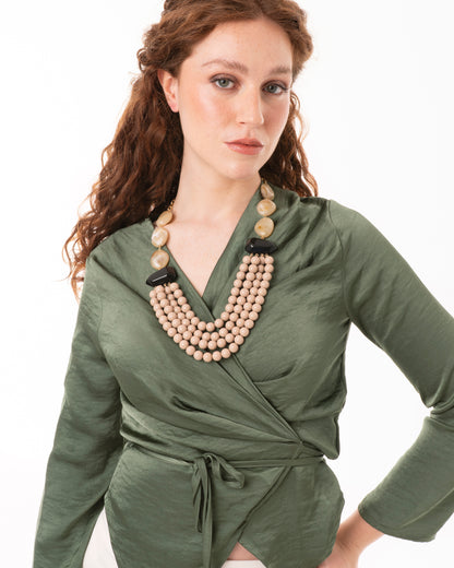 Collana multi filo con mix di pietre in resina ed acrilico tono beige