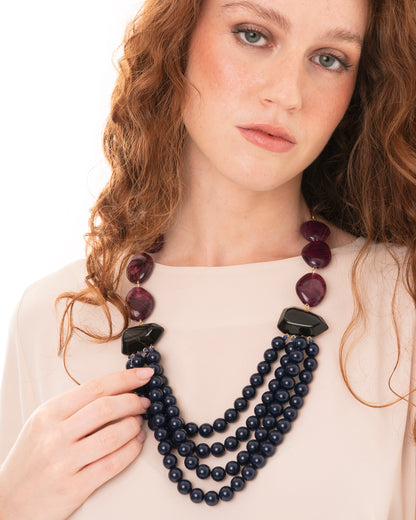 Collana multi filo con mix di pietre in resina ed acrilico tono blu e viola