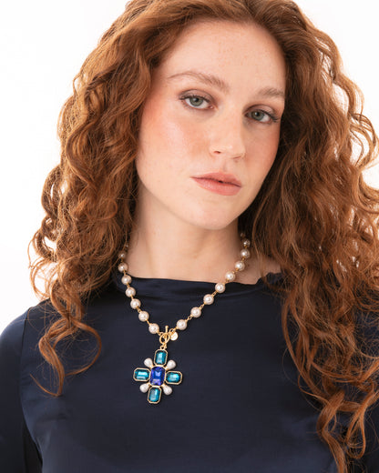 Collana girocollo con sfere in vetro e pendente a croce tono blu