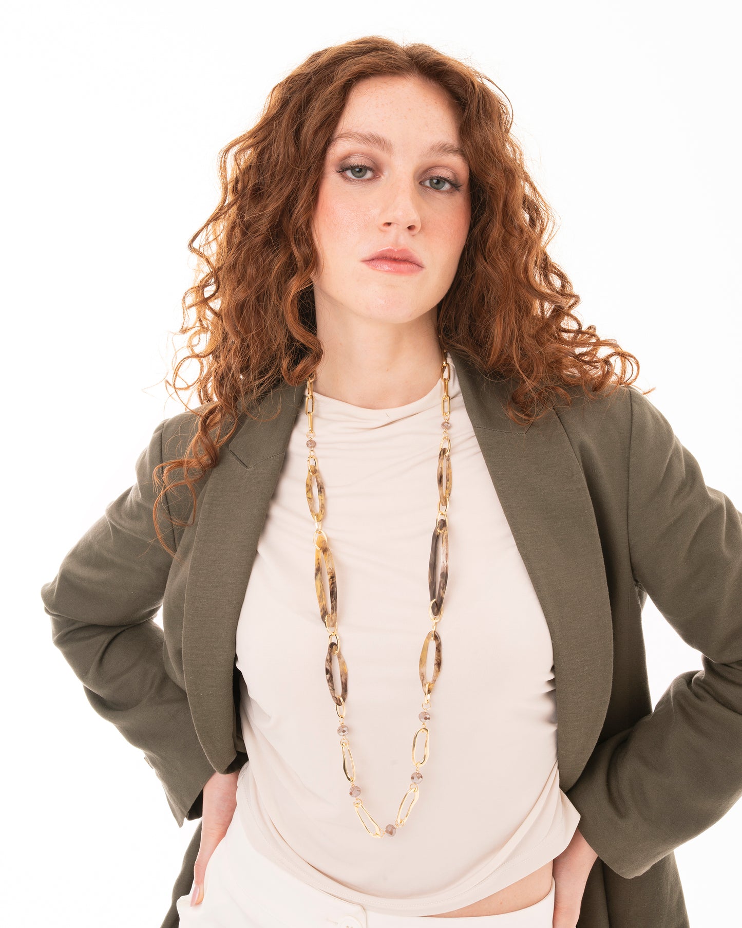 Collana lunga con catena in metallo ed inserti in acrilico tono marrone