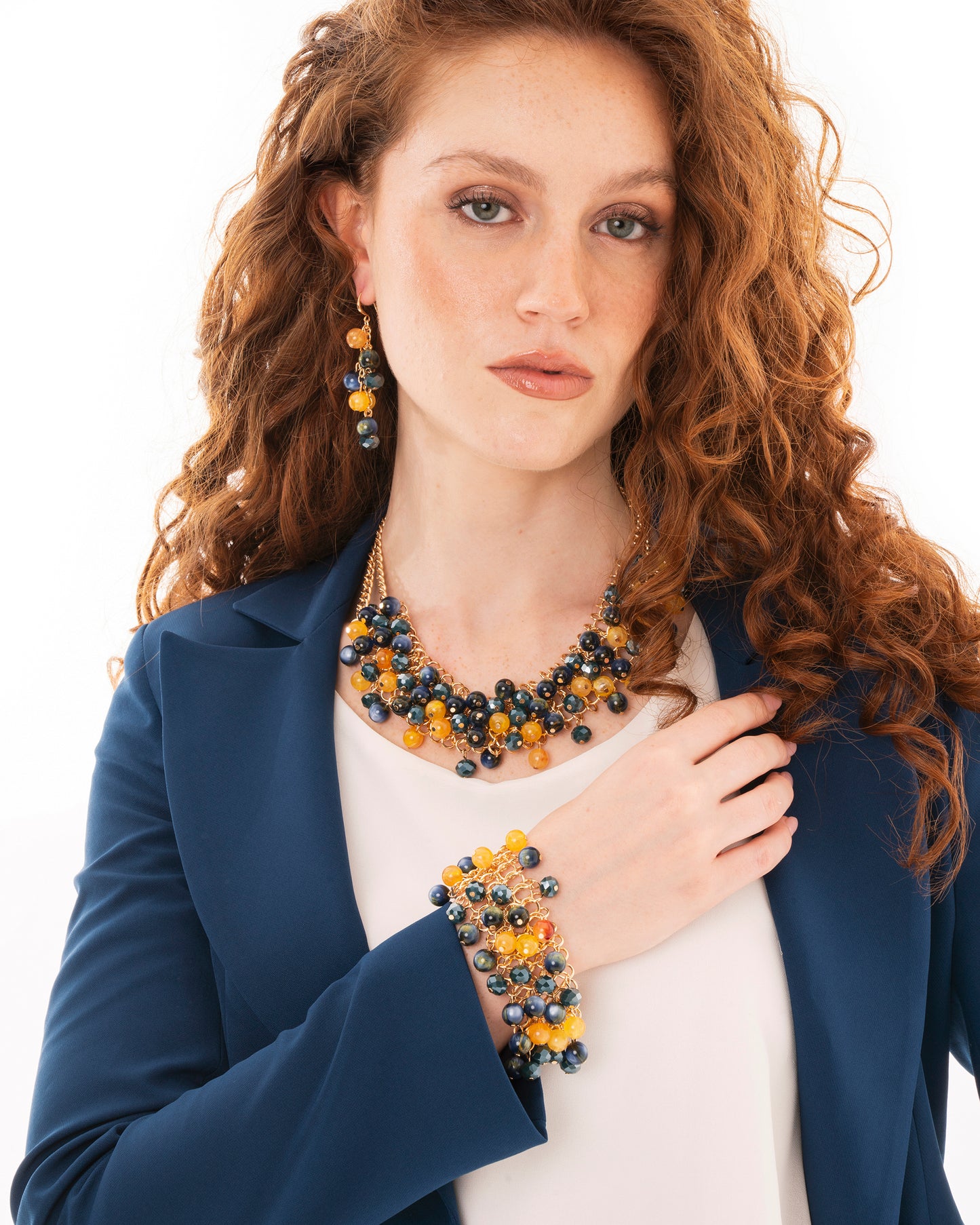 Collana girocollo a due fili con sfere in vetro ed acrilico gialle e blu