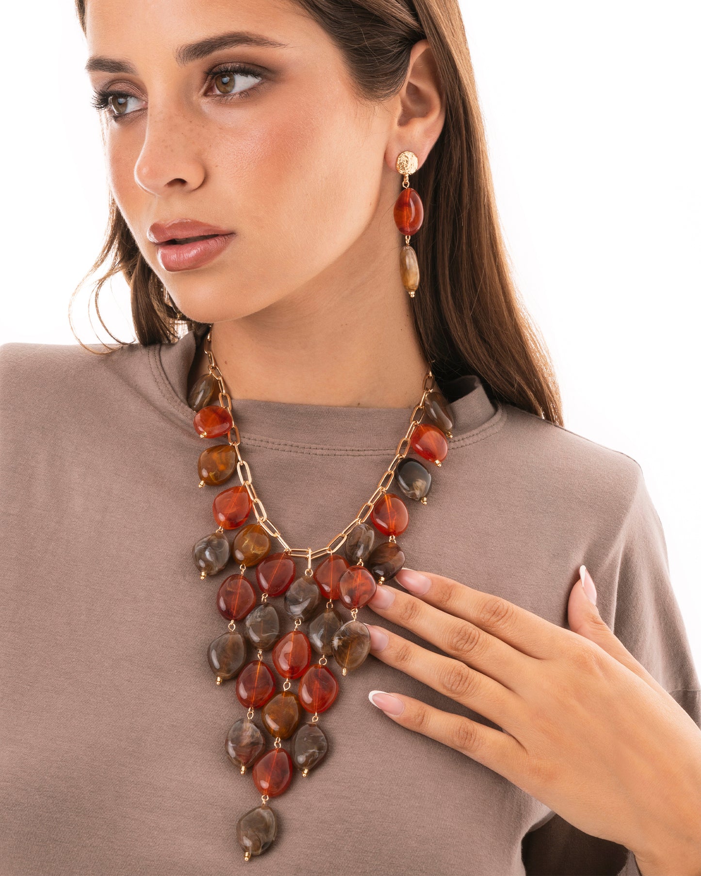 Collana girocollo a catena con cascata di pietre in acrilico tono marrone e rosso