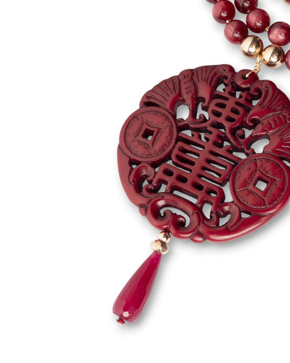 Collana girocollo a tre fili con sfere in acrilico e pendente mandala rosso