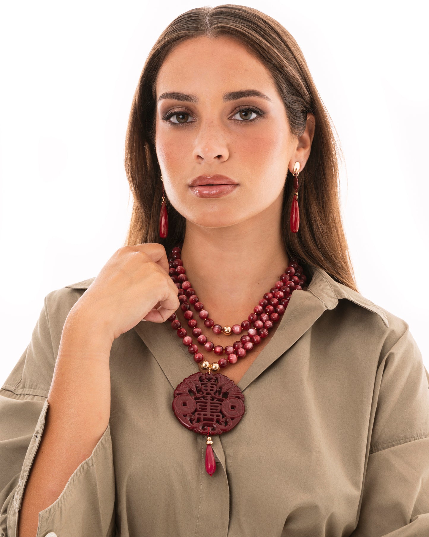 Collana girocollo a tre fili con sfere in acrilico e pendente mandala rosso