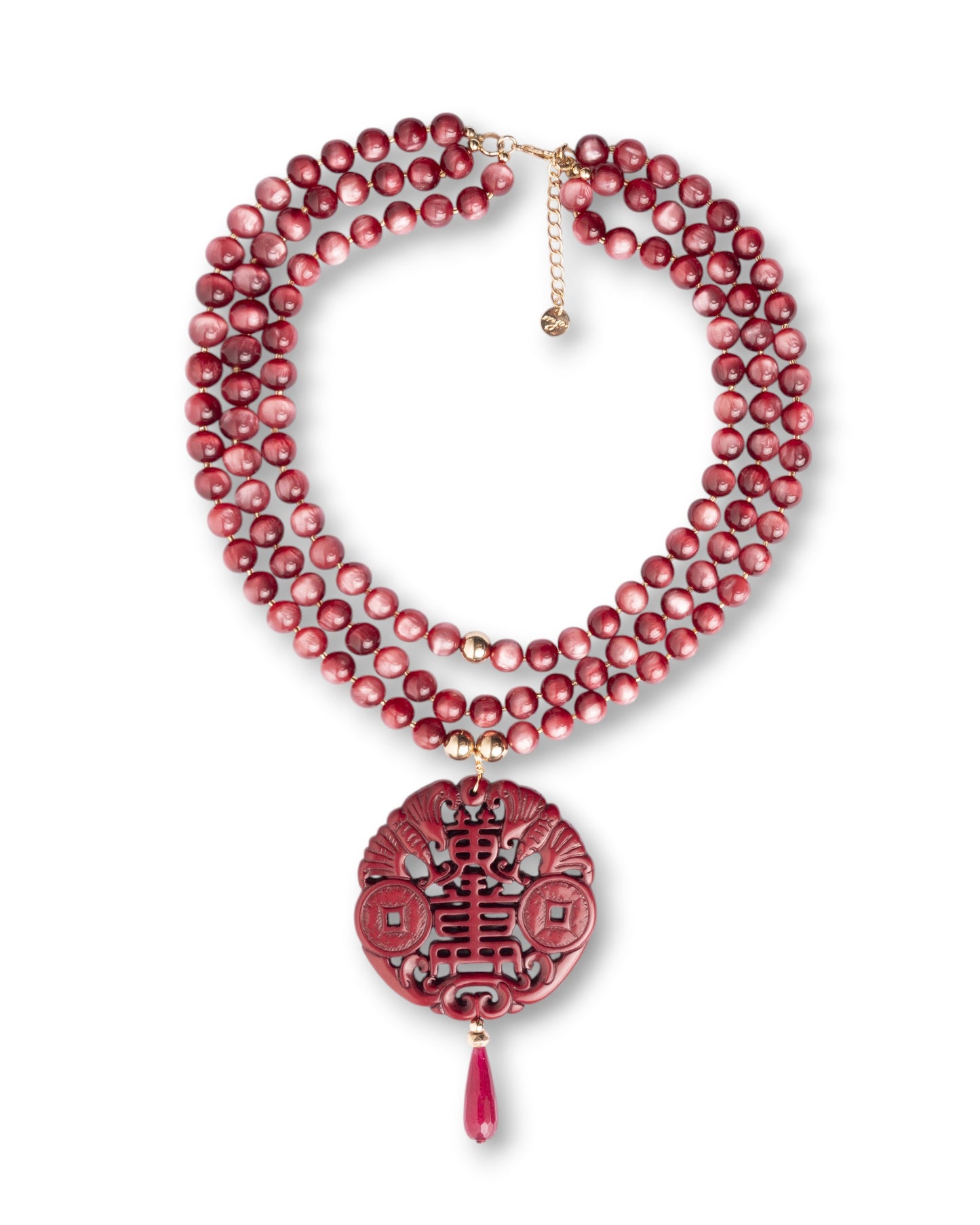 Collana girocollo a tre fili con sfere in acrilico e pendente mandala rosso