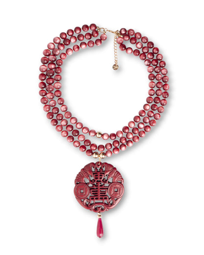 Collana girocollo a tre fili con sfere in acrilico e pendente mandala rosso