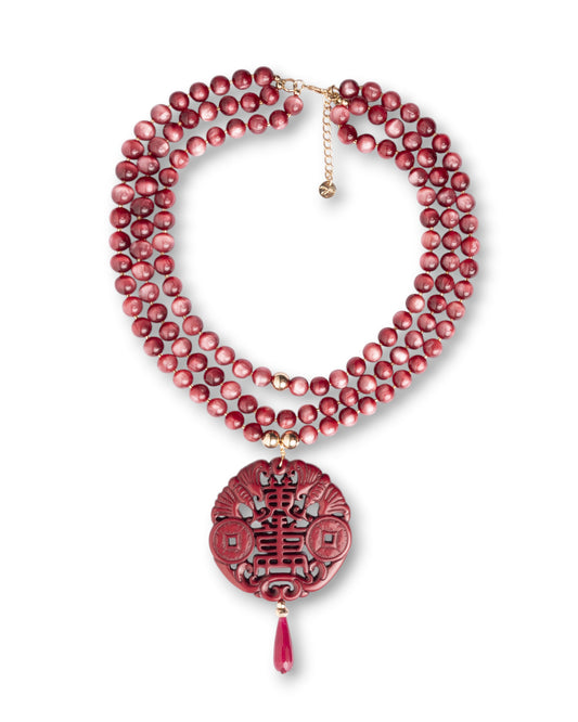 Collana girocollo a tre fili con sfere in acrilico e pendente mandala rosso