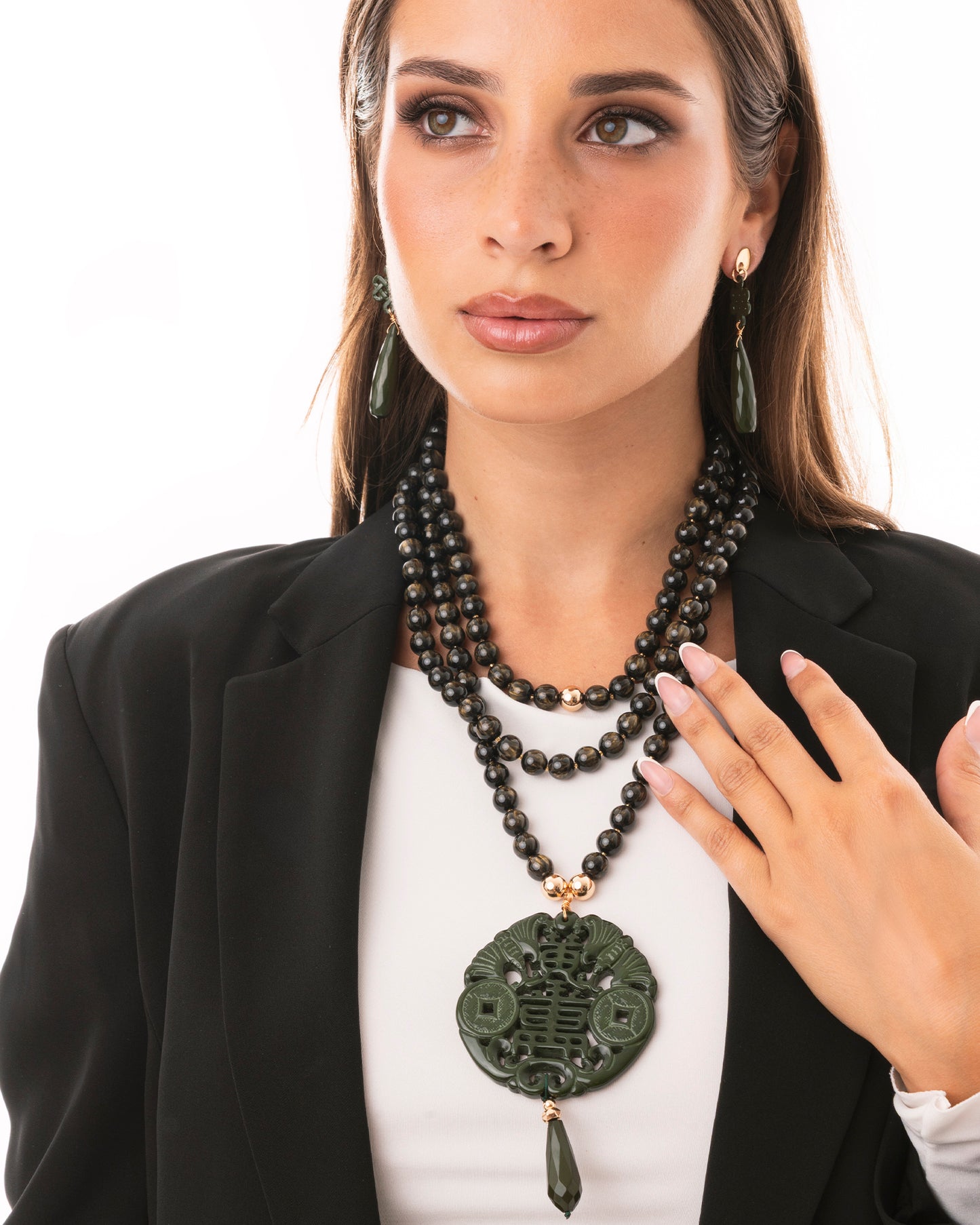 Collana girocollo a tre fili con sfere in acrilico e pendente mandala verde oliva
