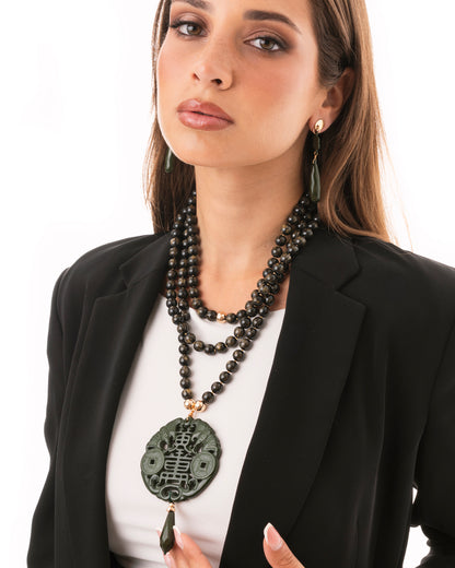 Collana girocollo a tre fili con sfere in acrilico e pendente mandala verde oliva