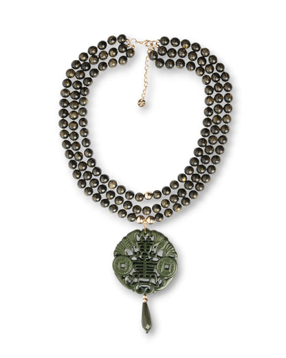 Collana girocollo a tre fili con sfere in acrilico e pendente mandala verde oliva