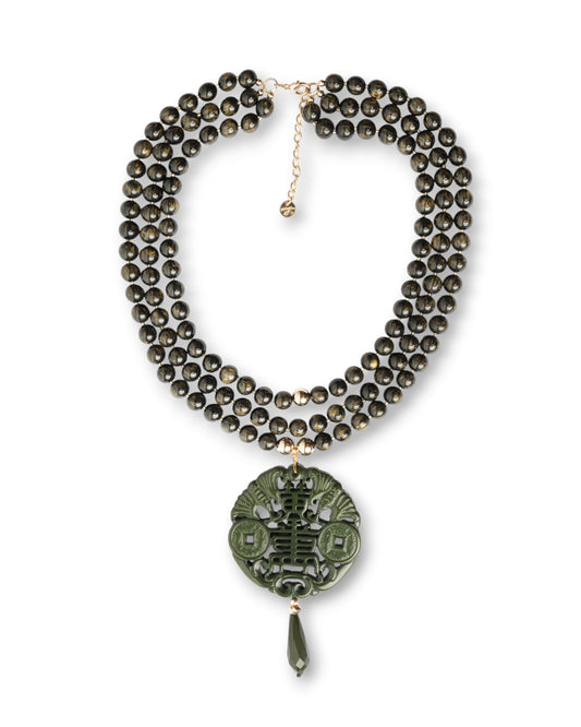 Collana girocollo a tre fili con sfere in acrilico e pendente mandala verde oliva