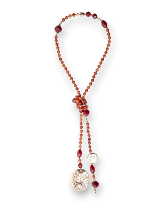 Collana lunga con pietre in acrilico tono arancio e chiusura a nodo