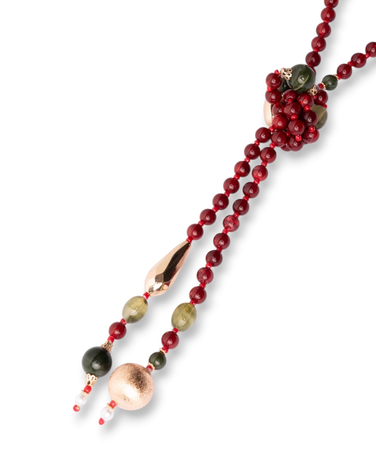Collana lunga con pietre in acrilico tono rosso e chiusura a nodo