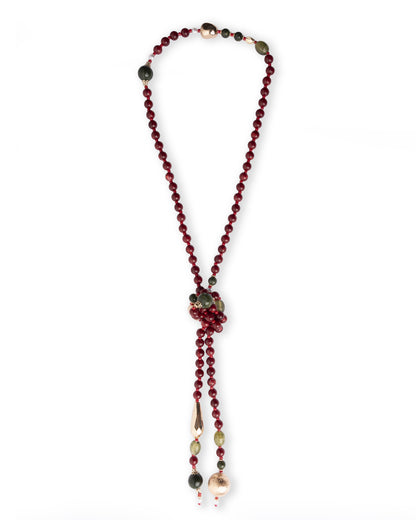 Collana lunga con pietre in acrilico tono rosso e chiusura a nodo