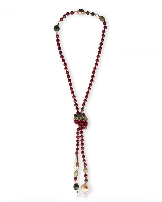 Collana lunga con pietre in acrilico tono rosso e chiusura a nodo