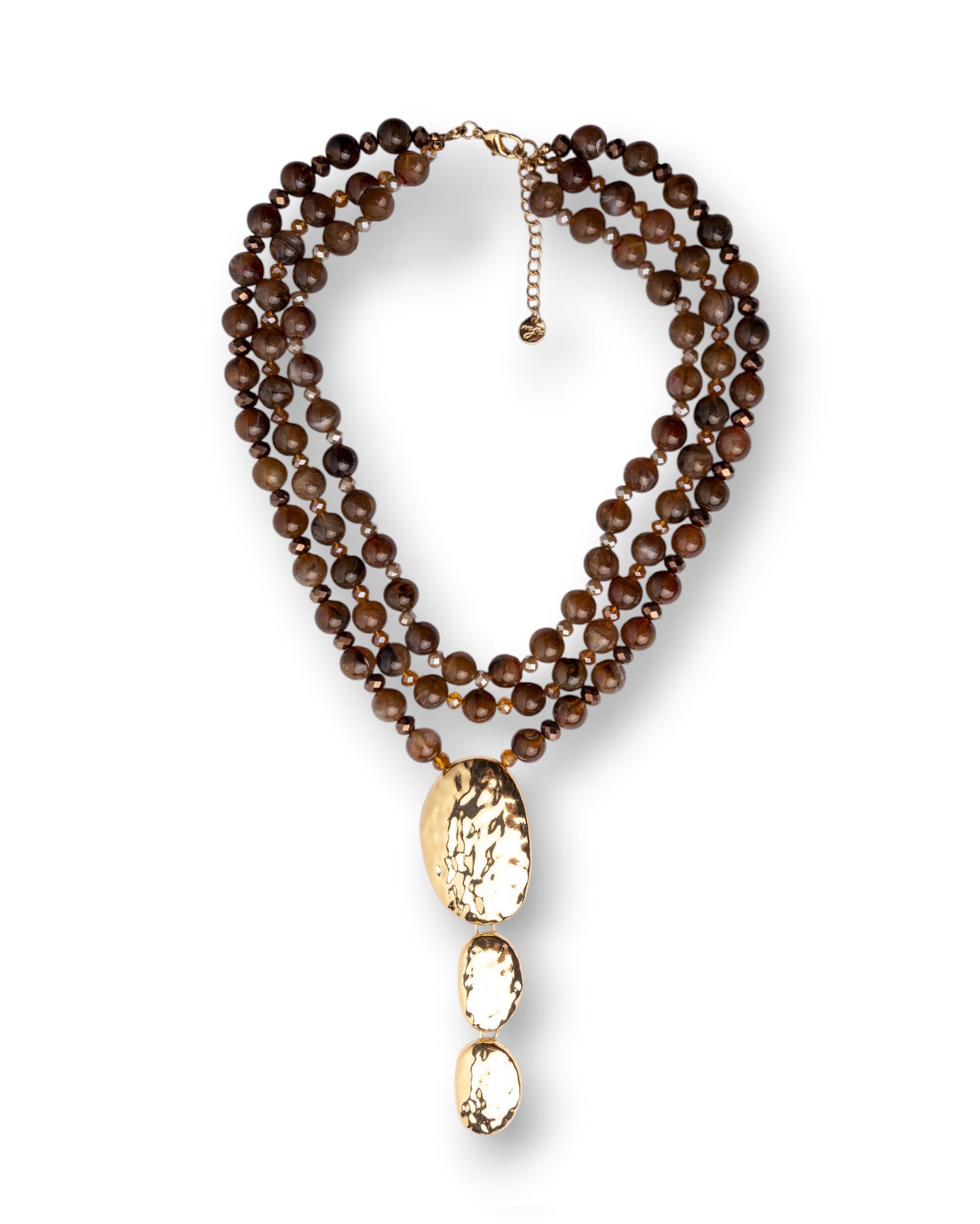 Collana multi fili con pietre in acrilico tono marrone e pendente in metallo