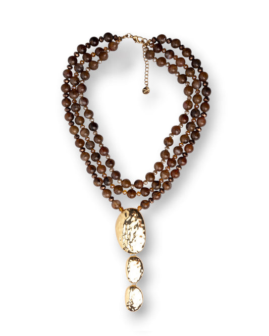 Collana multi fili con pietre in acrilico tono marrone e pendente in metallo