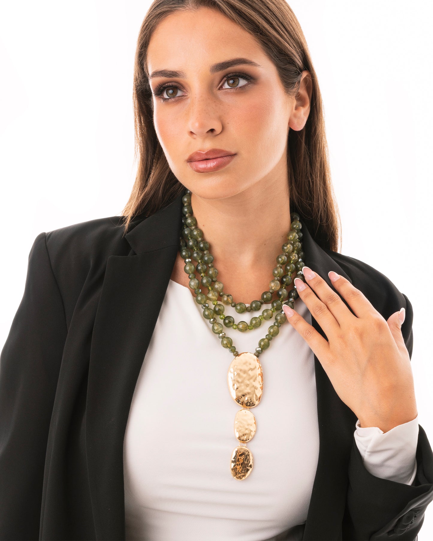 Collana multi fili con pietre in acrilico tono verde e pendente in metallo