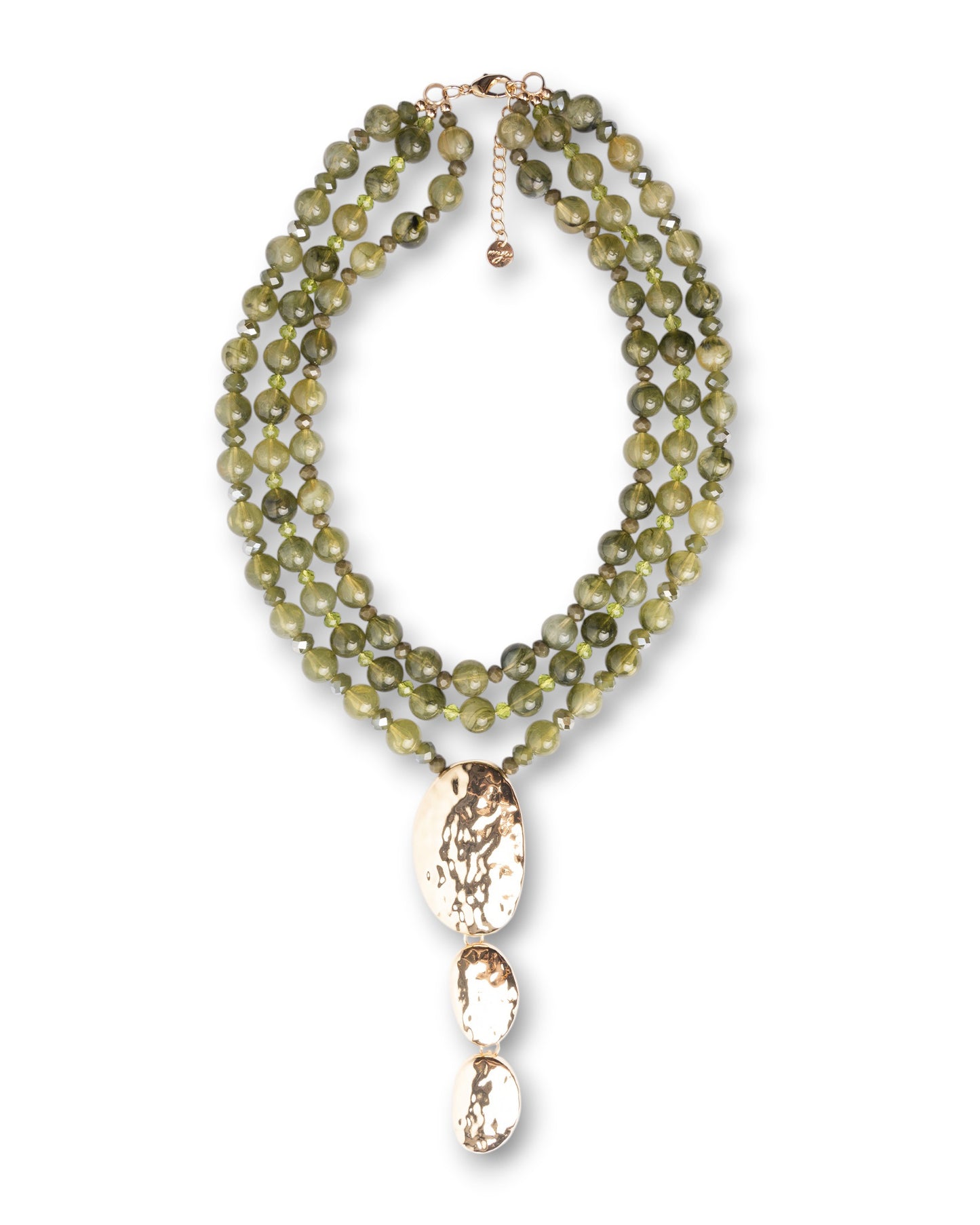 Collana multi fili con pietre in acrilico tono verde e pendente in metallo