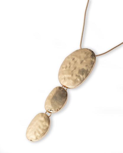 Collana girocollo con filo snake e pendente in metallo