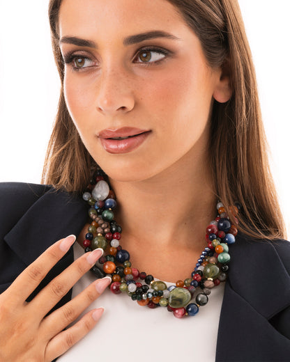 Collana girocollo con pietre intrecciate in acrilico e vetro multicolore