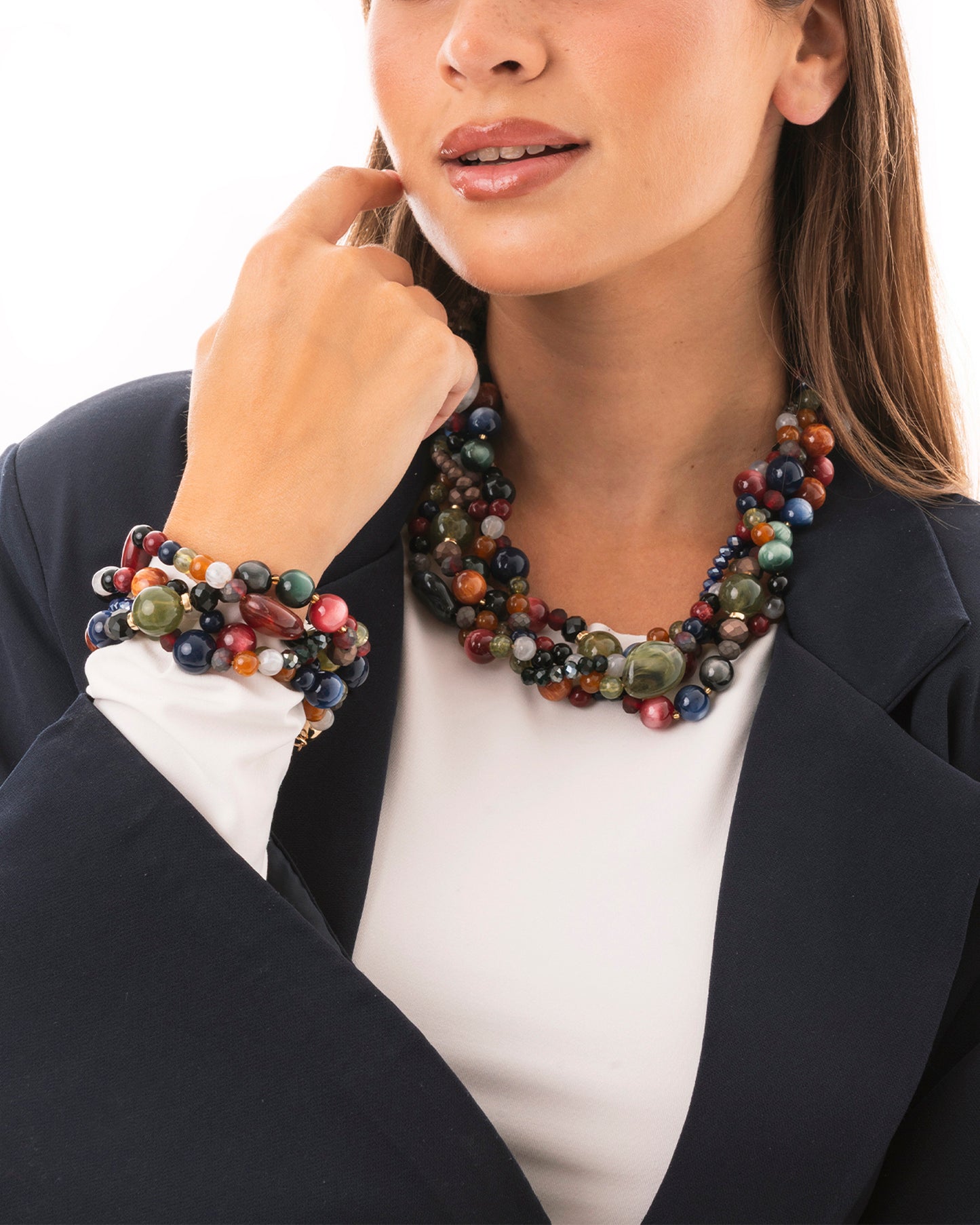 Collana girocollo con pietre intrecciate in acrilico e vetro multicolore