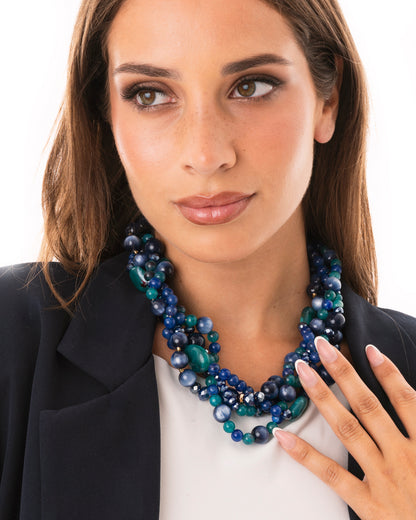 Collana girocollo con pietre intrecciate in acrilico e vetro tono blu