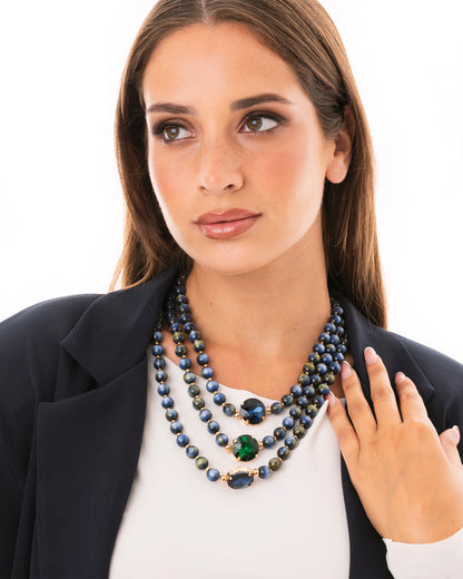 Collana a tre fili con sfere in acrilico e pietre in vetro tono blu e verde