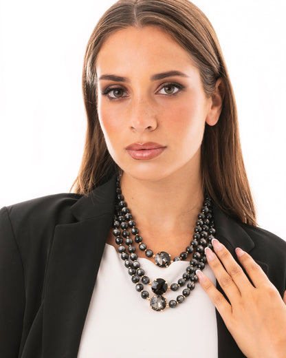 Collana a tre fili con sfere in acrilico e pietre in vetro grigie