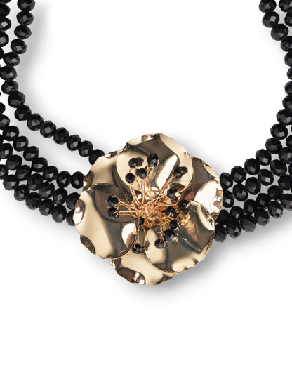 Collana multi filo con pietre in vetro nere e fiore in metallo