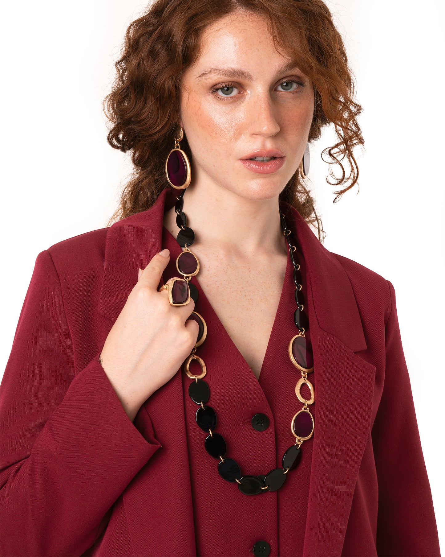 Collana lunga con pietre in acrilico nere e prugna