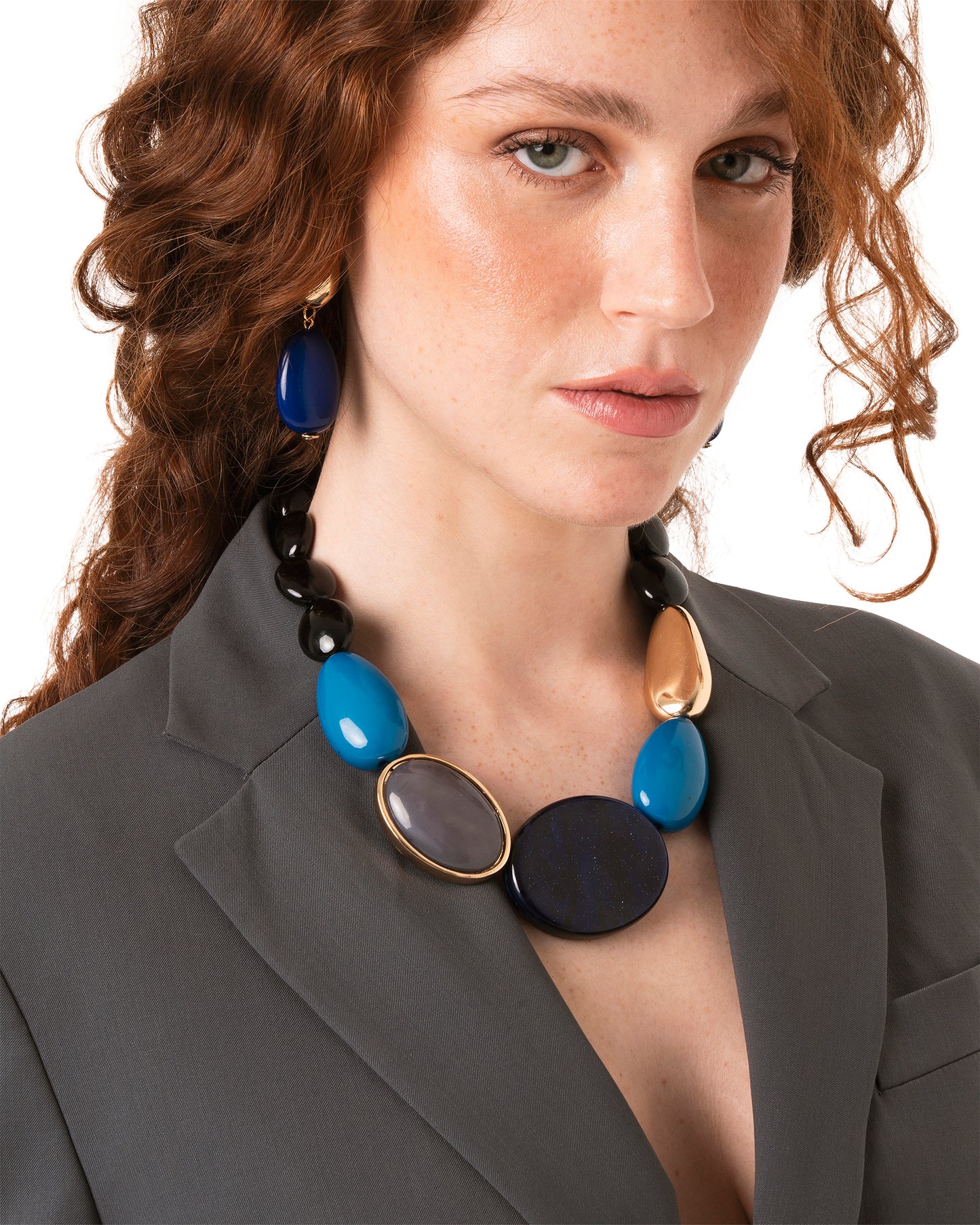 Collana girocollo con pietre in resina nere ed inserti in acrilico tono blu e grigio