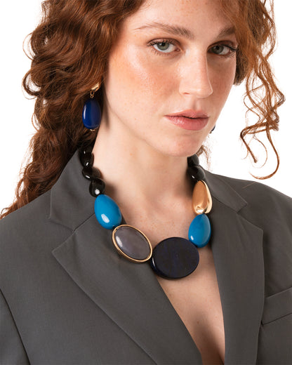 Collana girocollo con pietre in resina nere ed inserti in acrilico tono blu e grigio