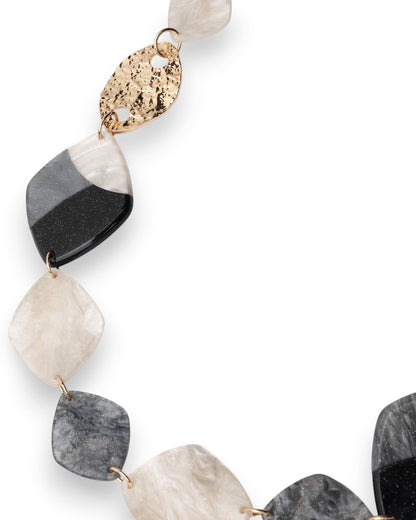 Collana lunga con pietre in acrilico a rombo tono bianco e nero