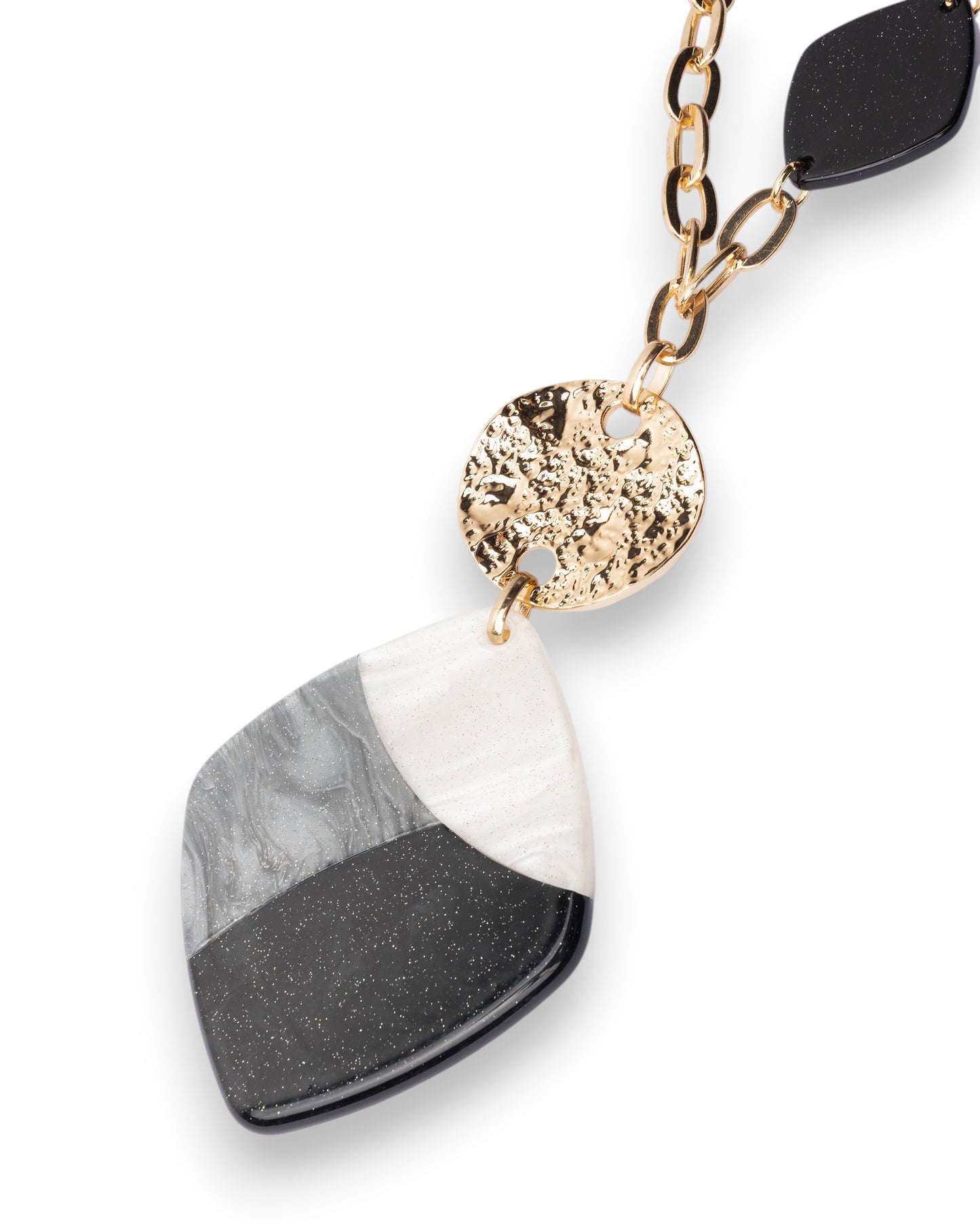 Collana lunga a catena con pendente a forma di rombo in acrilico bianco e nero