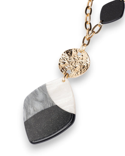 Collana lunga a catena con pendente a forma di rombo in acrilico bianco e nero