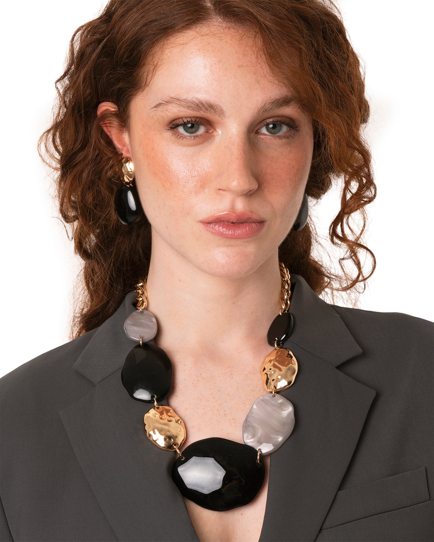 Collana girocollo a catena con inserti in acrilico tono nero e grigio