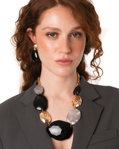 Collana girocollo a catena con inserti in acrilico tono nero e grigio