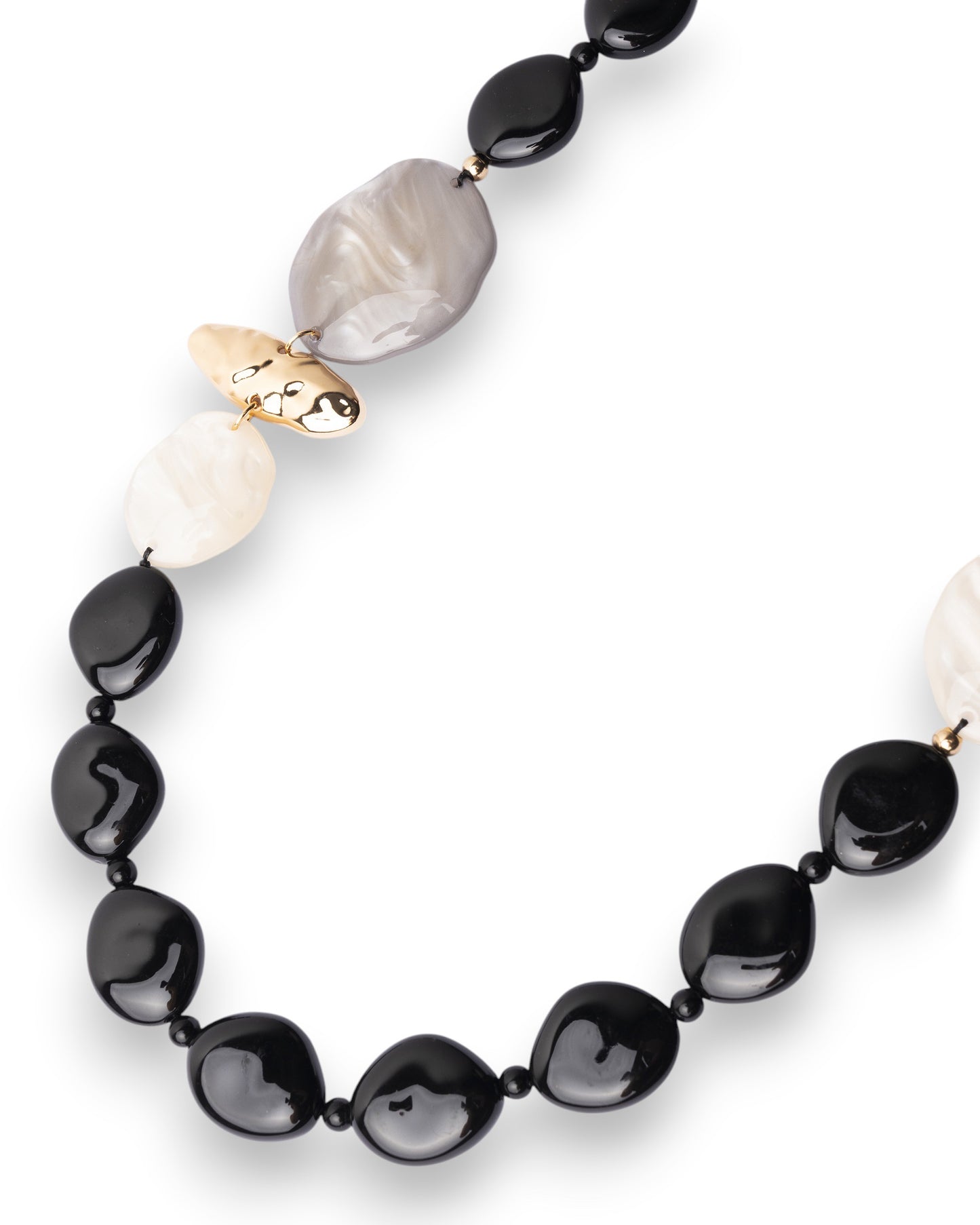 Collana lunga con pietre in acrilico nere ed inserti tono bianco e grigio