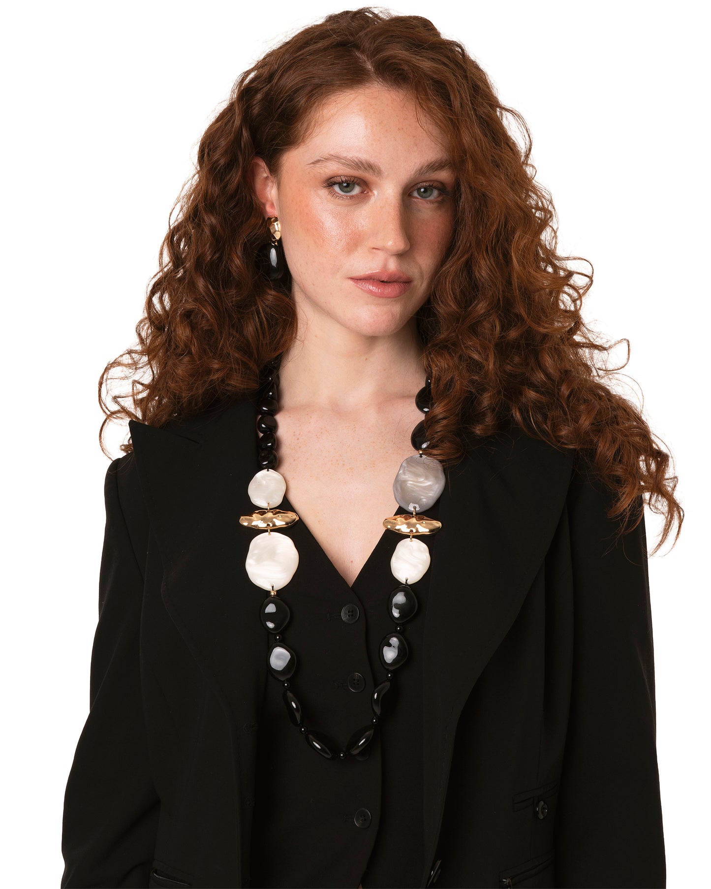 Collana lunga con pietre in acrilico nere ed inserti tono bianco e grigio