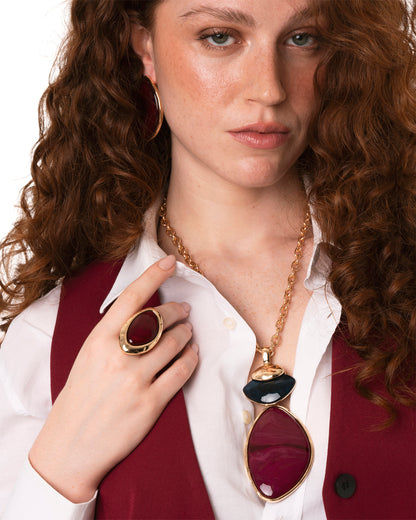 Collana girocollo a catena con pendente in acrilico blu e prugna