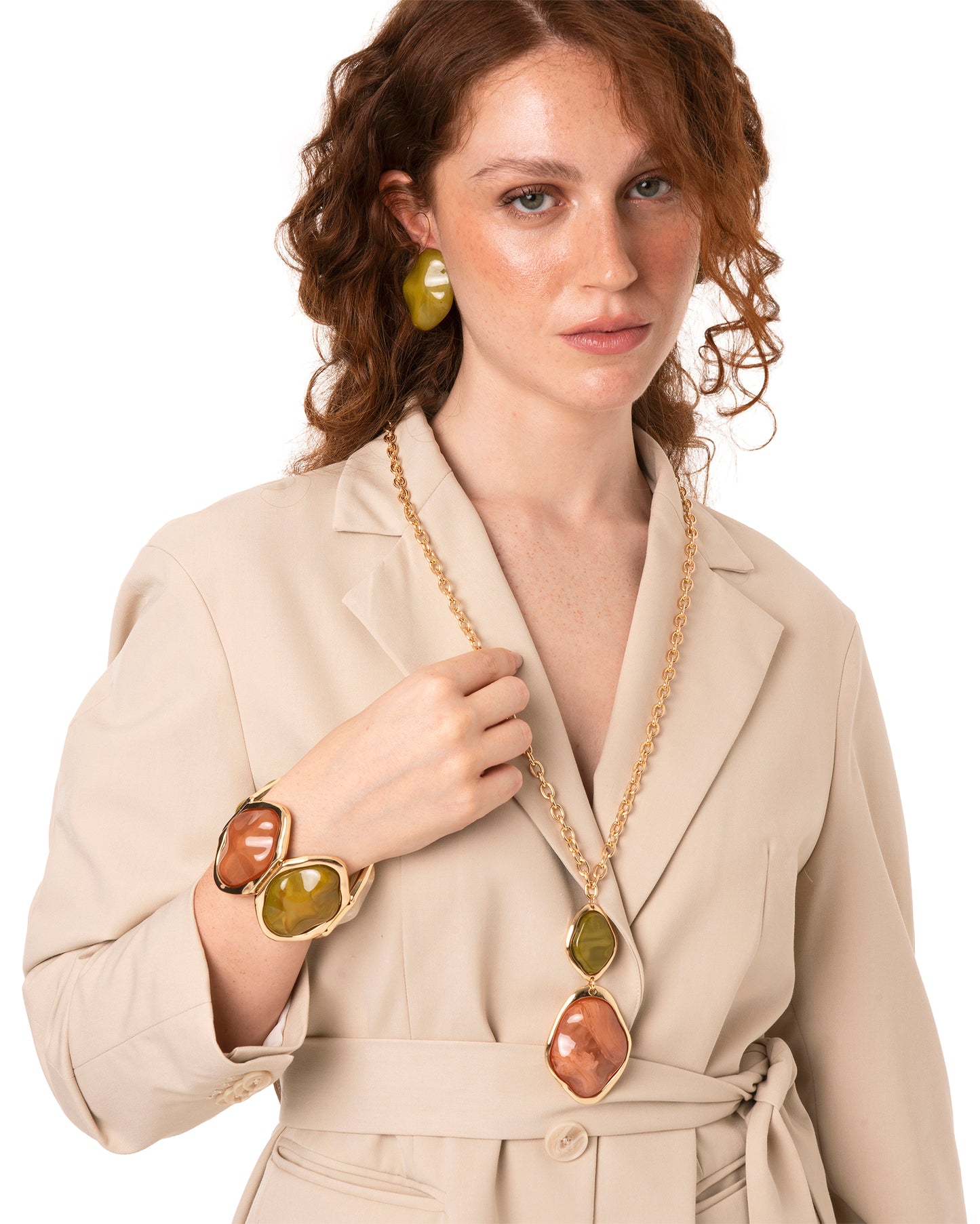 Collana lunga a catena con pendente a due pietre in resina e acrilico nei toni verde e terracotta