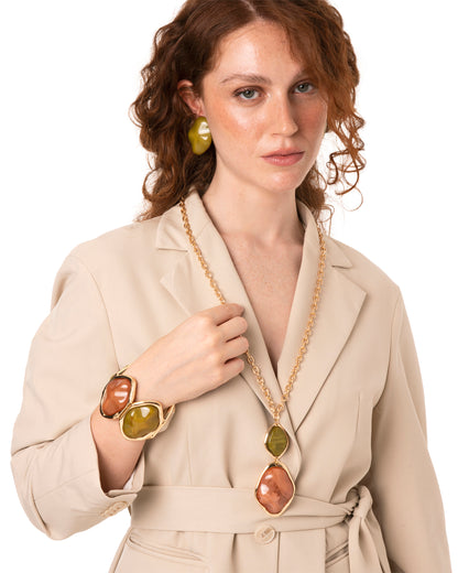 Collana lunga a catena con pendente a due pietre in resina e acrilico nei toni verde e terracotta
