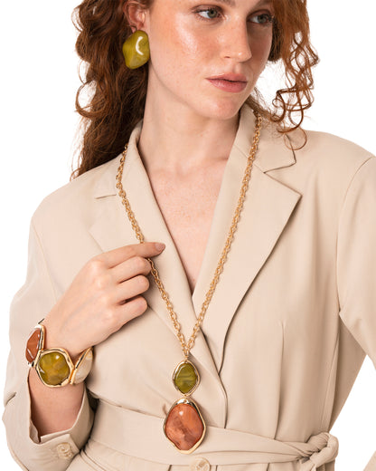 Collana lunga a catena con pendente a due pietre in resina e acrilico nei toni verde e terracotta