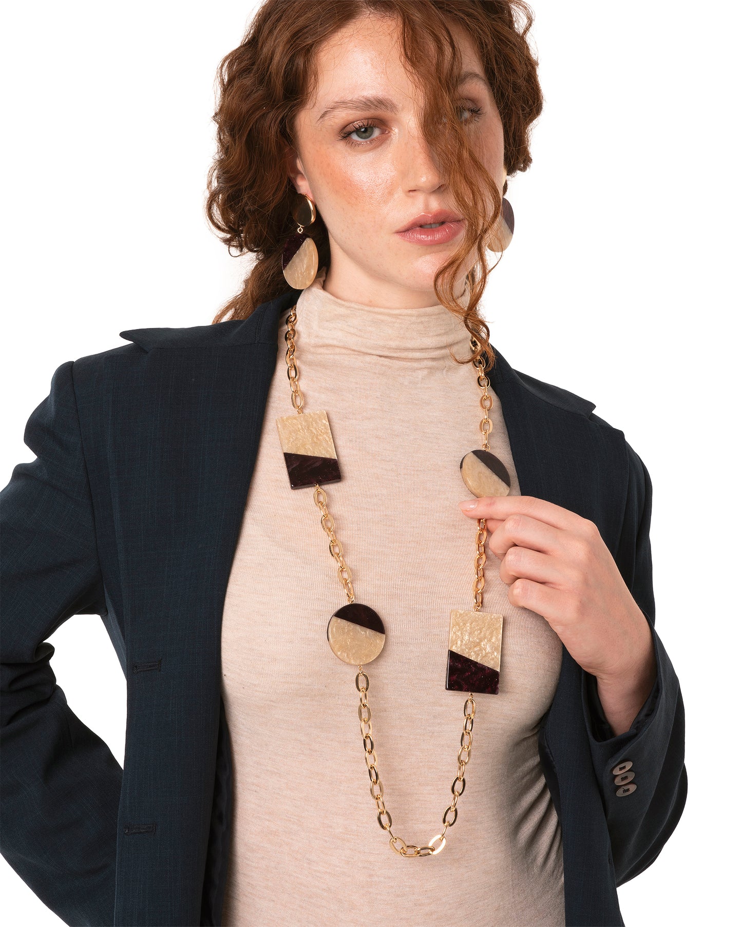 Collana lunga a catena con inserti geometrici in acrilico tono beige e viola