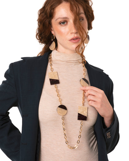 Collana lunga a catena con inserti geometrici in acrilico tono beige e viola